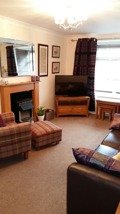 Lovely sunny tastefully decorated sitting room/ dinning room .