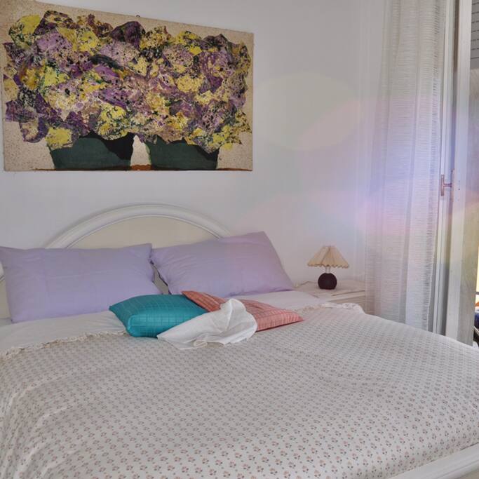 La camera da letto con letto matrimoniale.