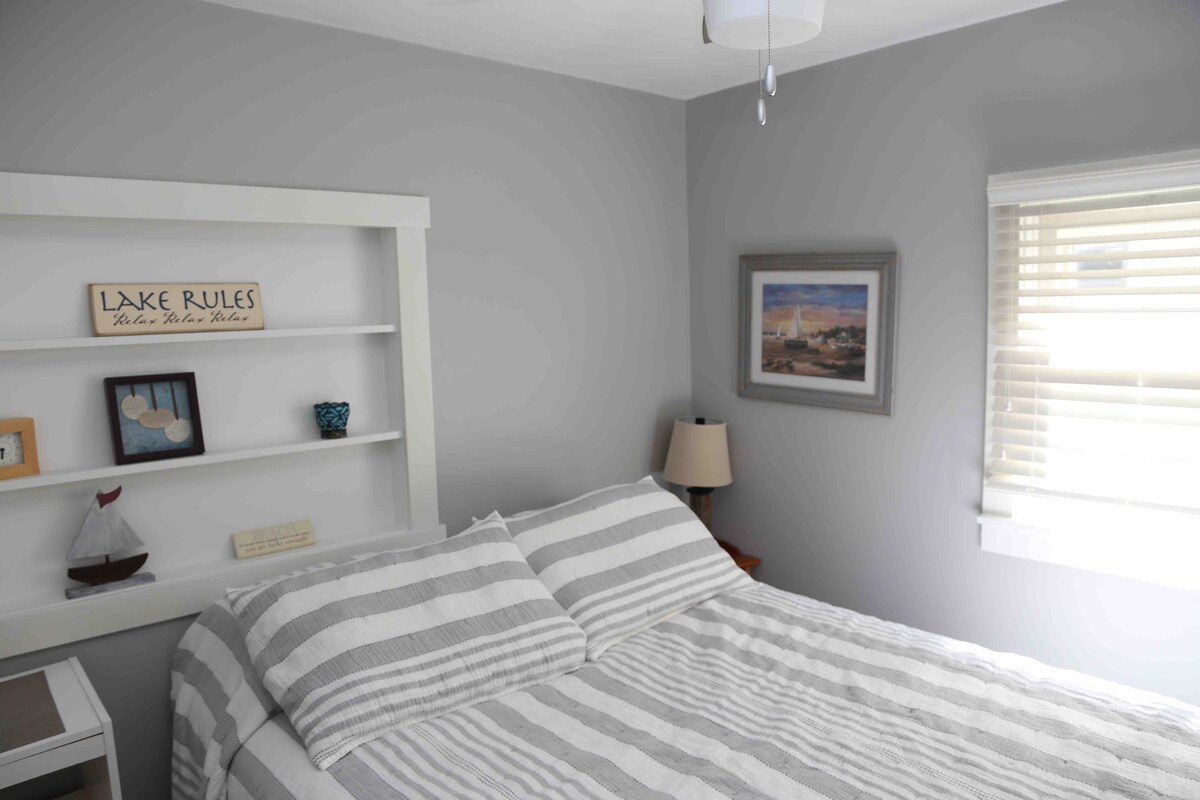 Spavaća soba na katu s bračnim krevetom (širine 150 - 179 cm)