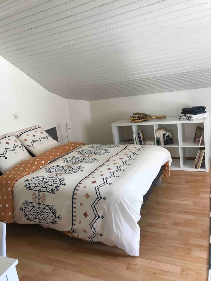 lit confortable, livres a disposition