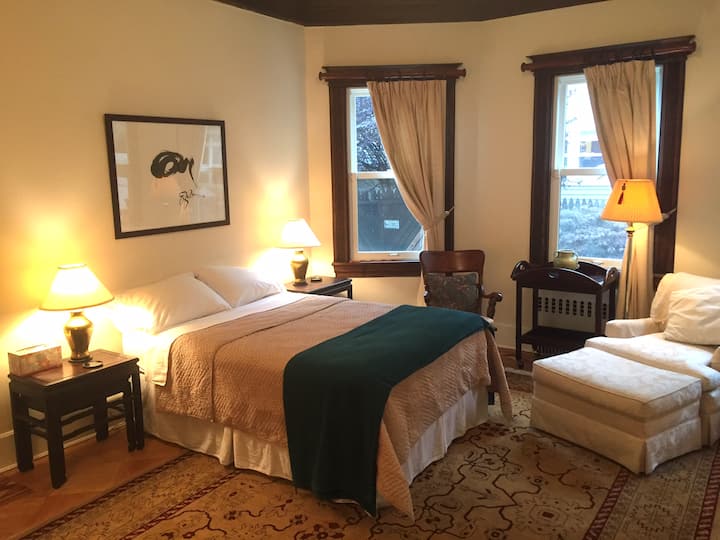 Beautiful Bedroom With Bathroom In Ditmas Park