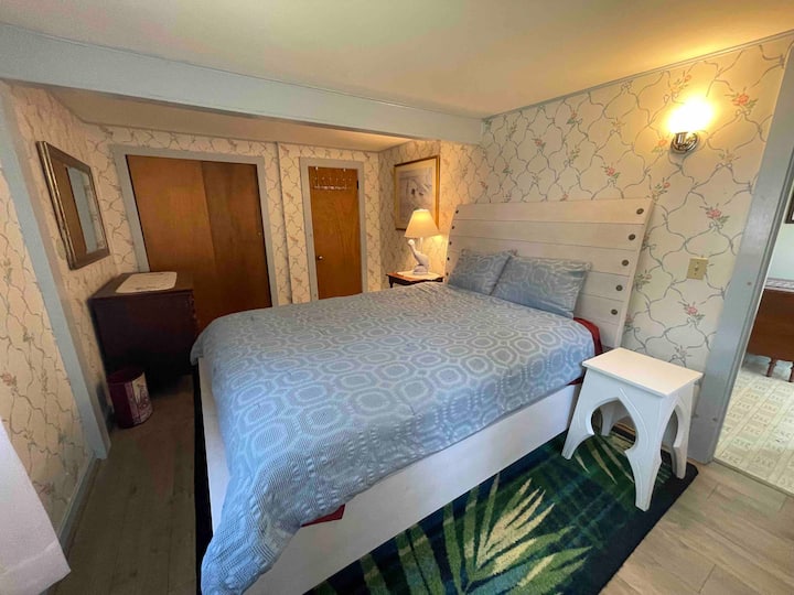 Chambre avec matelas et cadre Queen. Stockage supplémentaire dans les tiroirs avant. Beaucoup d'espace de rangement avec draps, couvertures et oreillers supplémentaires