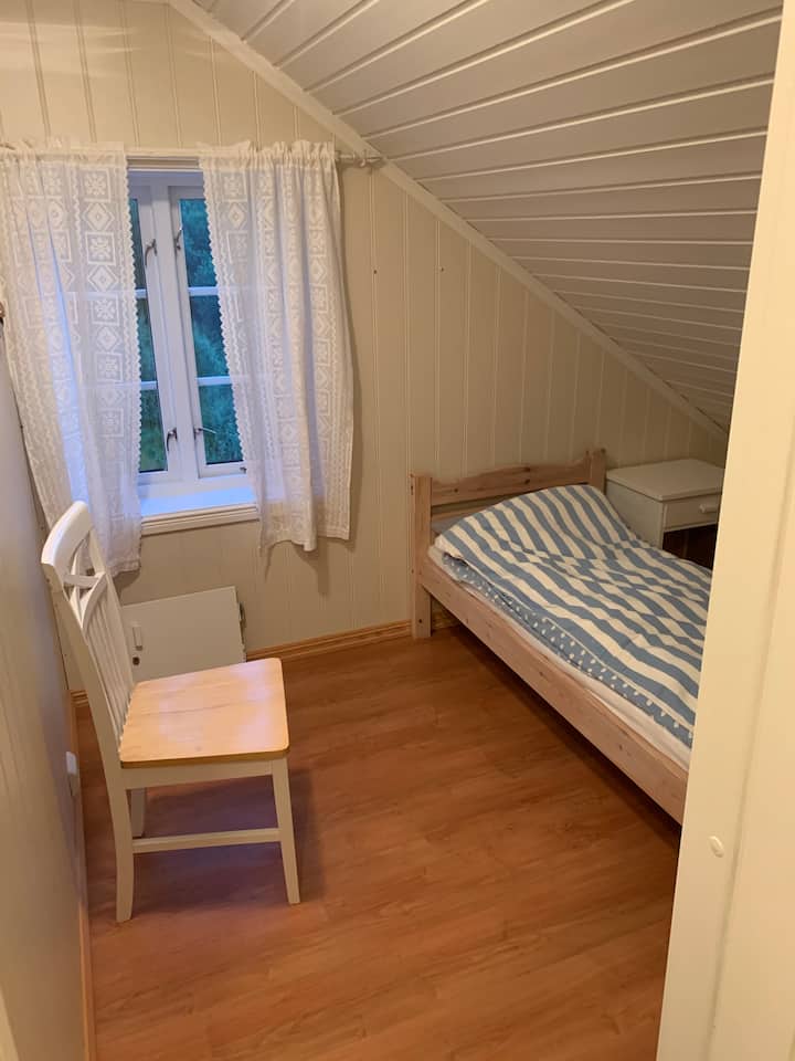 4号卧室配备一张单人床