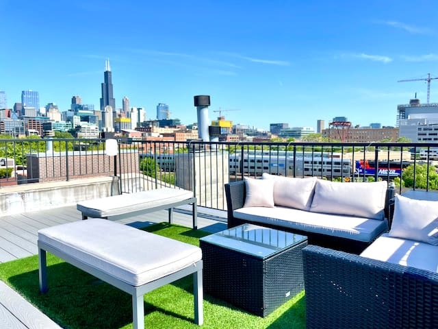 Sun-Soaked West Loop Penthouse/Private Rooftop/3BA gallery image 2