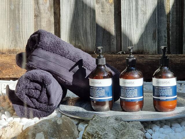 Artist Designed, Cosy Coastal Holiday Home gallery image 5