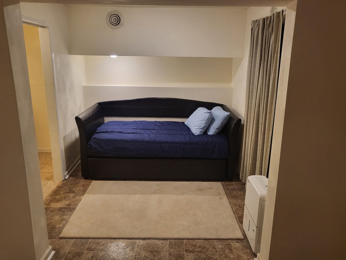 Chumba cha chini cha kumaliza na bafu/"chumba cha kulala cha 3"