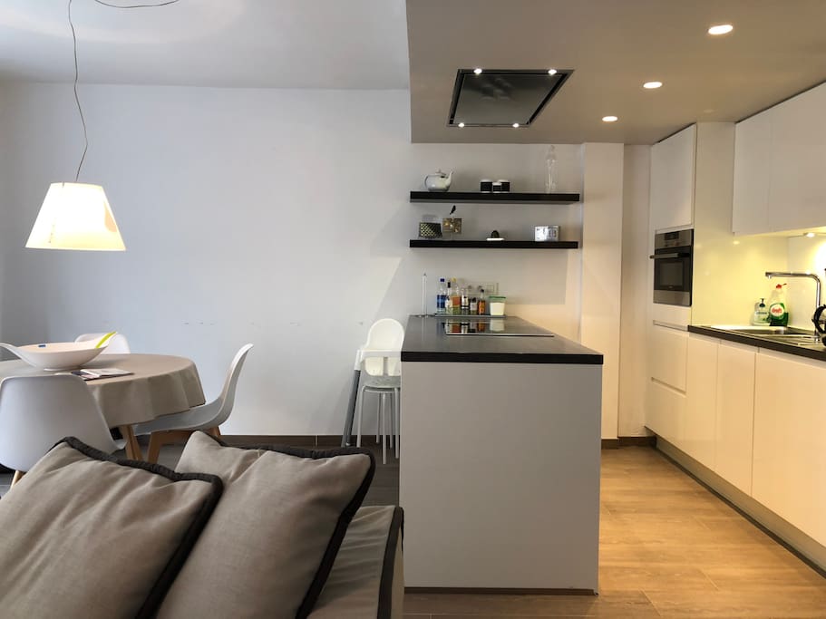 Gezellig aangeklede ruimte (gevoel home away from home). Met design zetel en design materialen....