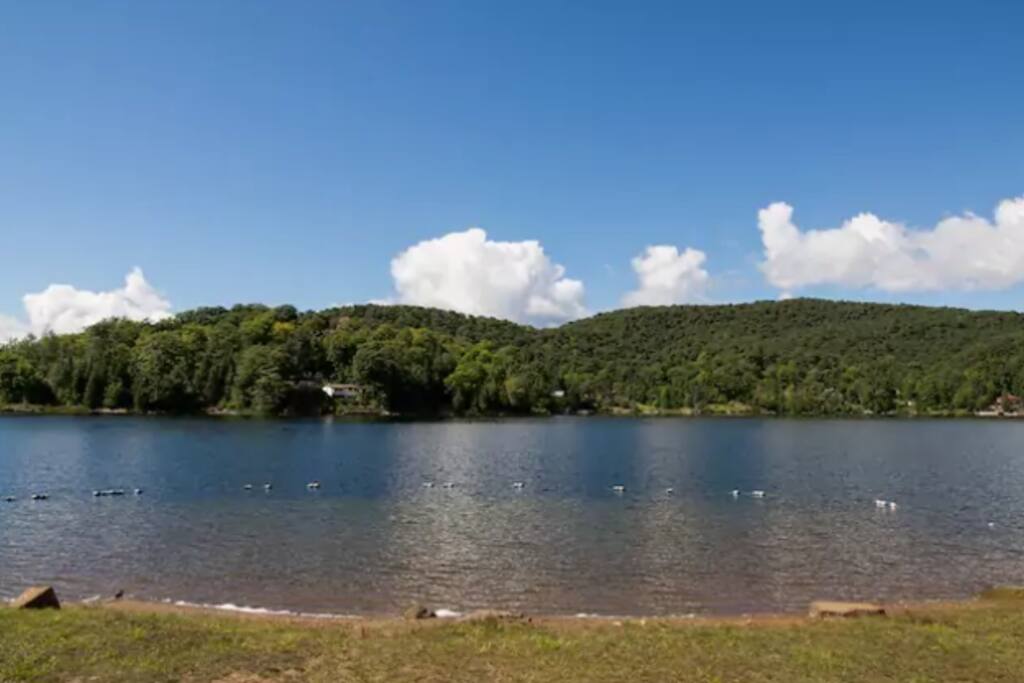 Petite plage en face de la maison. Il y a la rue à traverser.