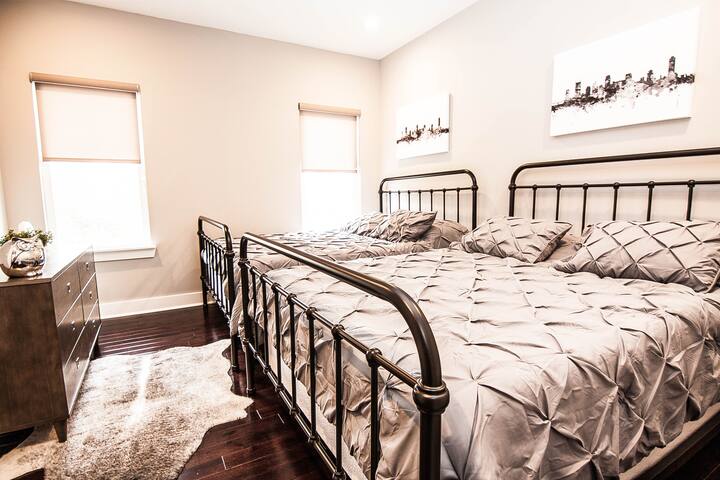 Modern 3 units 5min to DT, 2 Rooftops & Garage! gallery image 3