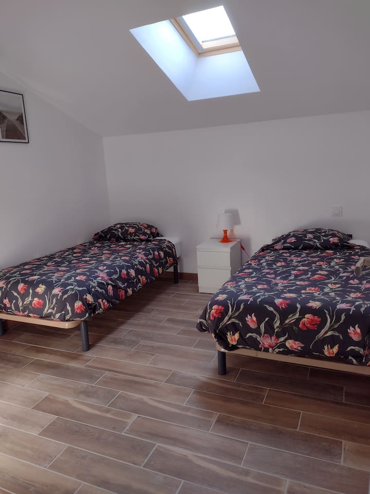 ห้องนอนชั้นบน 3 พร้อมเตียงเดี่ยว 2 เตียง