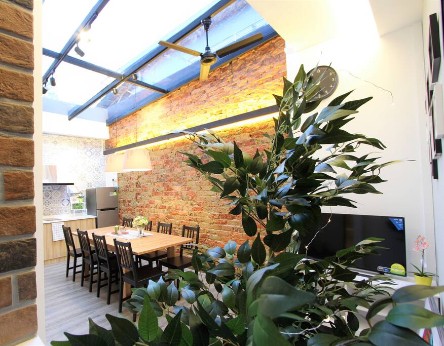 Central Courtyard - 40" LED TV, high speed unlimited wi-fi and fibre optic internet access point provided.