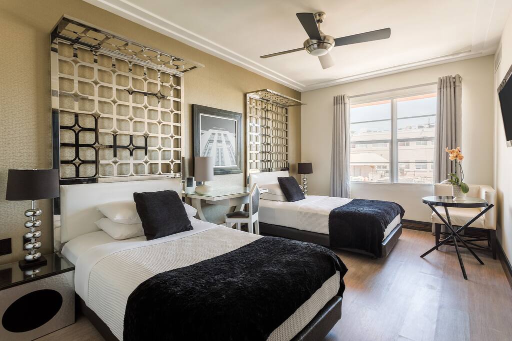 2 Twin beds