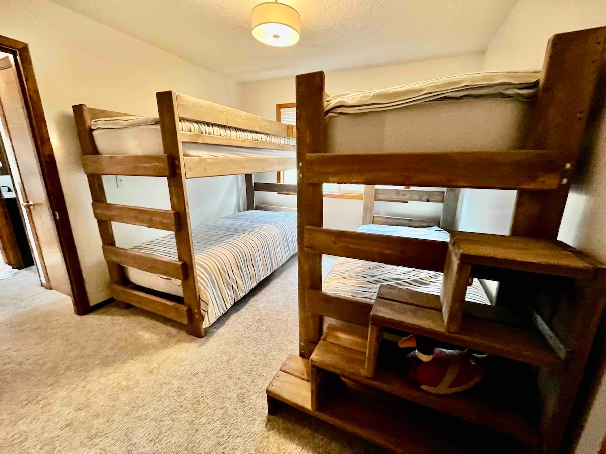 Საძინებელი 4: ექსტრა-ოთახიანი ორადგილიანი XL ბუნკები