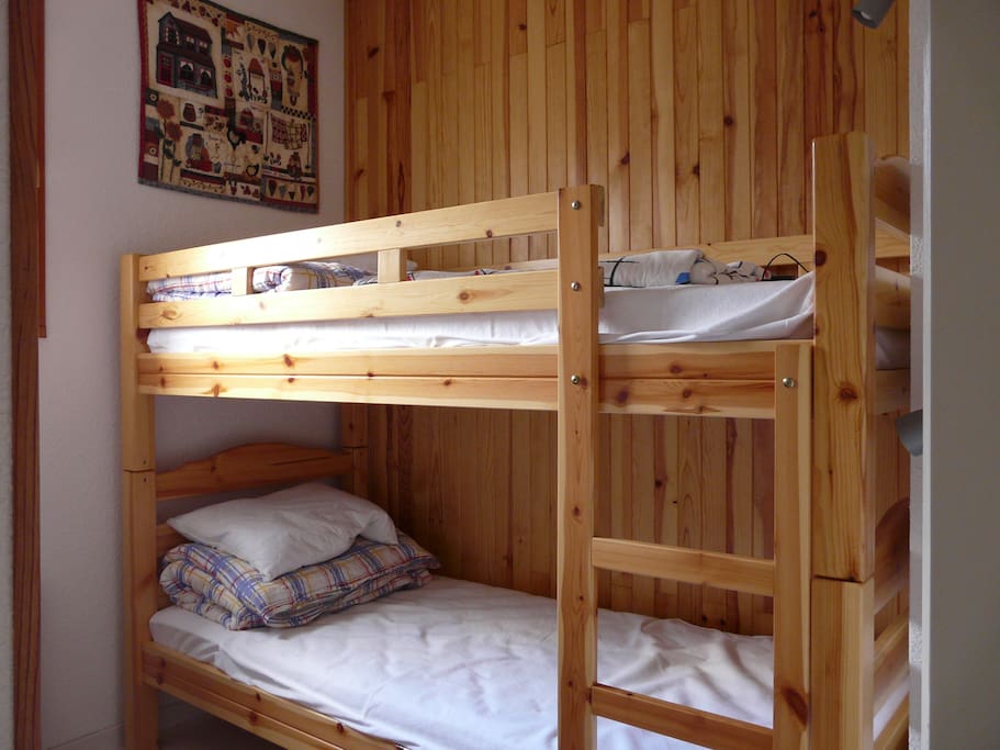 chambre 2 avec placard et fenêtre