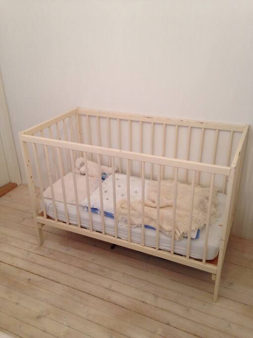 Baby bed in bedroom 1