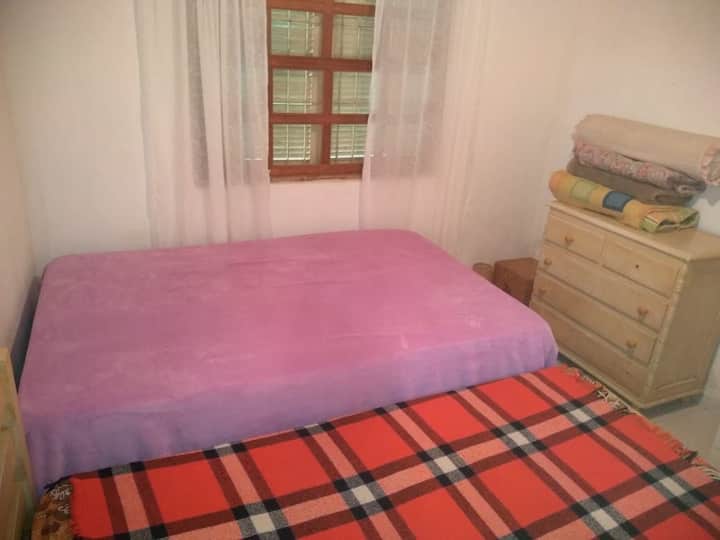 Ორადგილიანი საძინებელი, ცალკე სააბაზანო ოთახით.