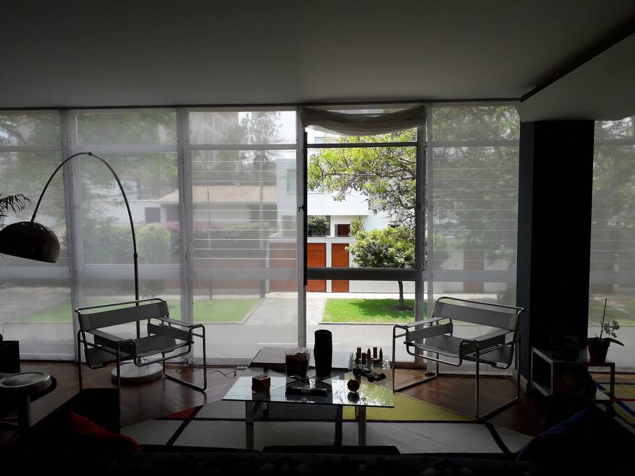 sala con vista a la calle