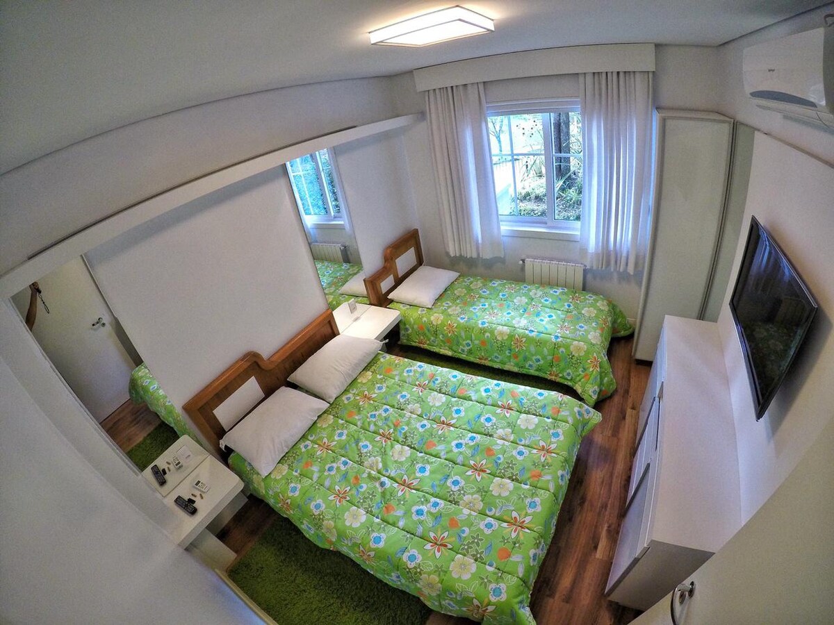 חדר 3 עם חדר רחצה מול החדר