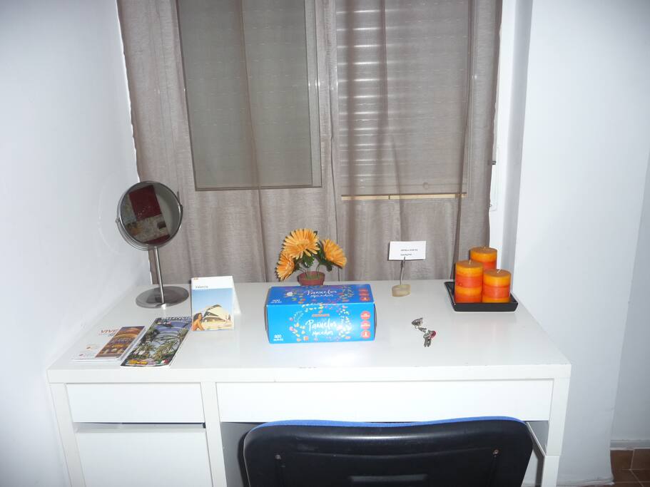 mesita en habitación