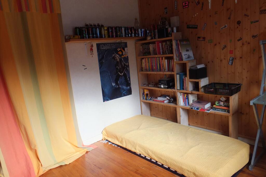 La chambre avec deux lits, avec vue sur le lac