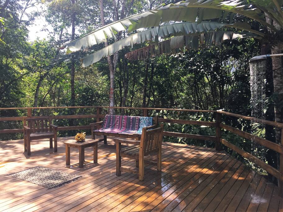 Deck com ducha em meio à Mata Atlântica