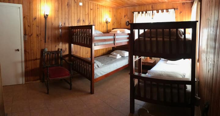 Спална соба бр. 3 со 2 дрвени колиби и плакар