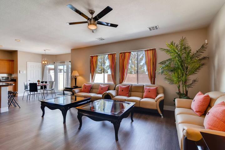 Near Downtown & Speedway, has 15 beds gallery image 2