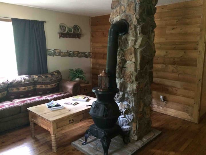 Mark Twain Lodging -The Rustic Retreat -Cabin 2 - Alton, MO