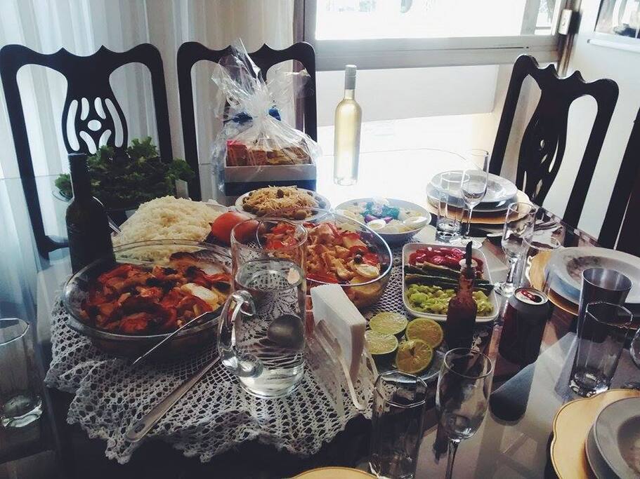 Sala para tomar café da manhã ou janta ,ou preparar seus lanches.