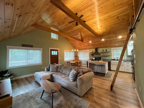 Cozy Cottage Stunning Hiking & Fall Foliage