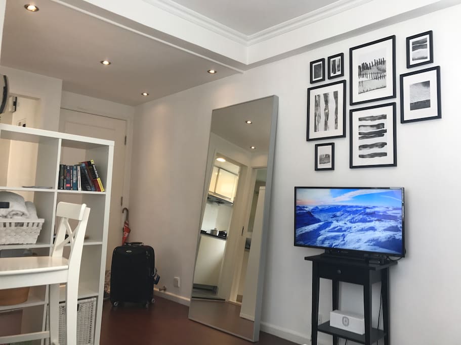 Behind the shelf unit you see the door. Living room also has a 6ft mirror - very handy for checking how you look before your glam night out in LKF or Soho - and a 32" tv with Netflix.