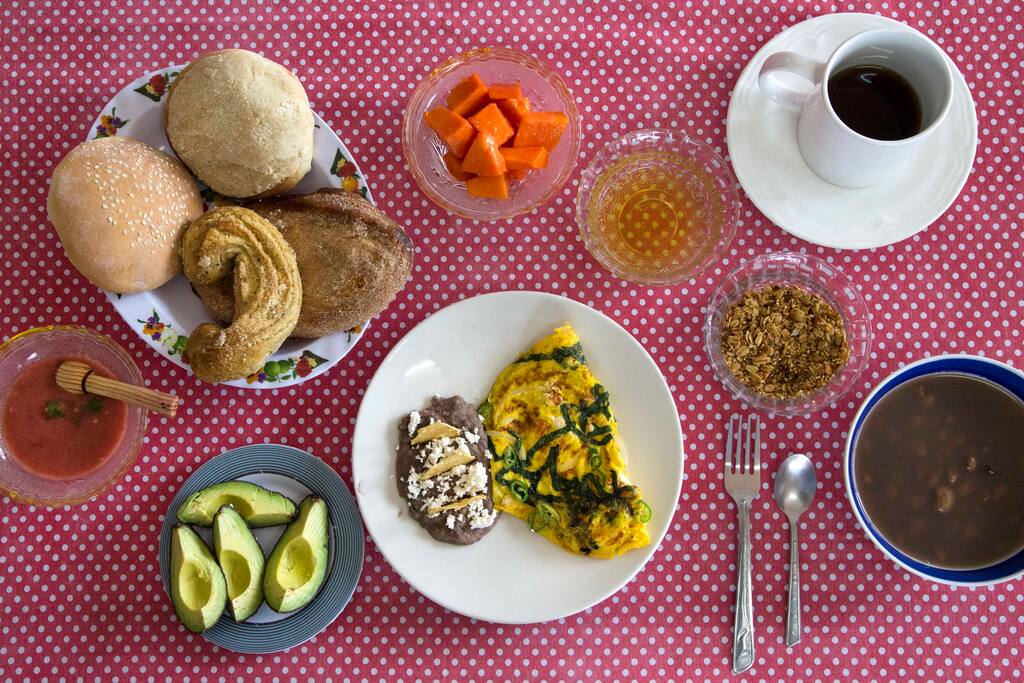 Desayuno en Casa Cejota. Pan tradicional de la comunidad, fruta, café orgánico (nosotras cultivamos), frijoles de la región, huevo en hoja de hierva santa. Pregunta por los costos