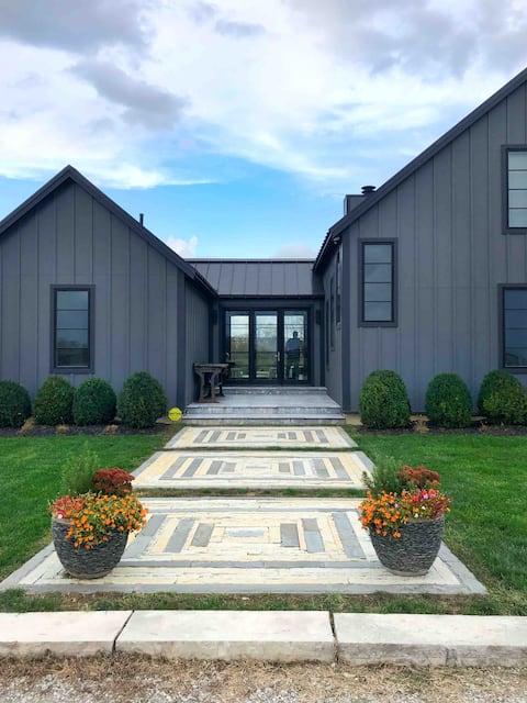 Modern Farmhouse/20 acres/9 miles from Horse Park