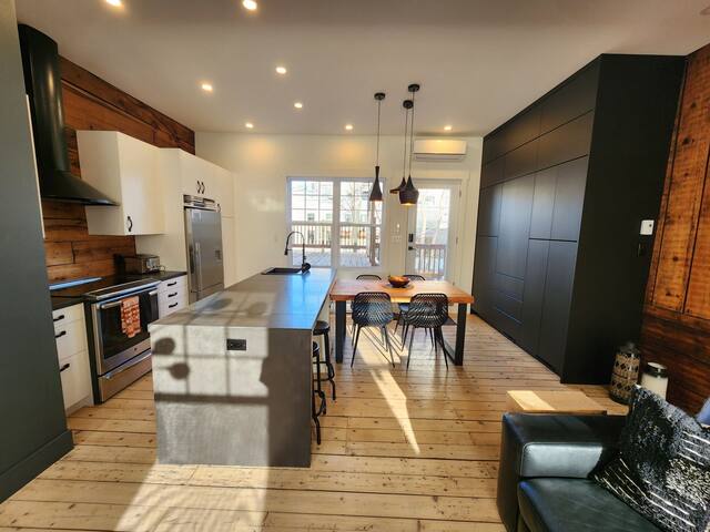 Appartement chaleureux avec foyer intérieur gallery image 2