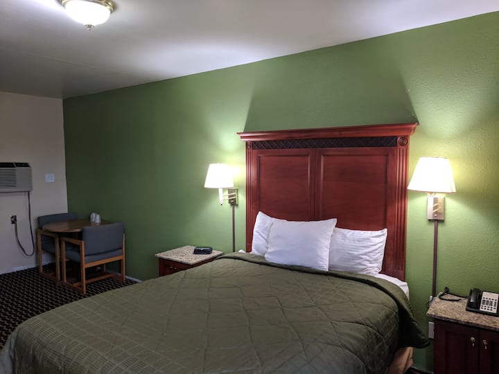 Benton inn 1 Queen bed Airbnb