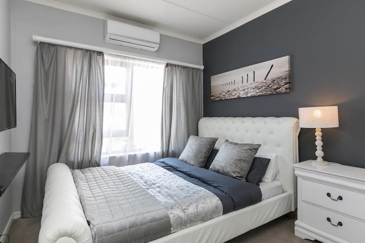Bedroom with Queen Bed, Airconditioning/ Heating and TV
