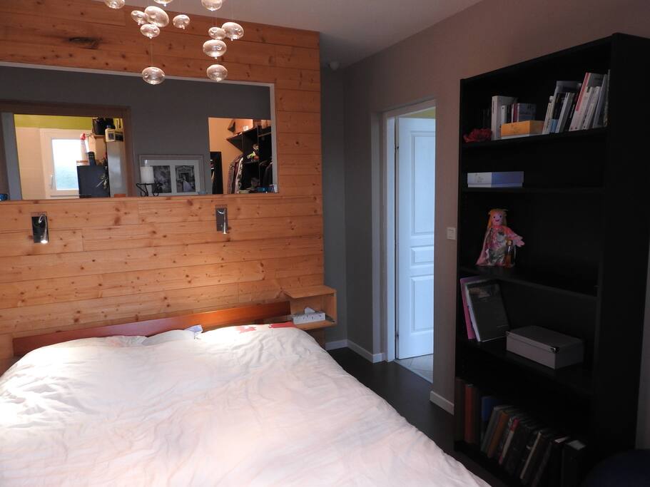 Le lit queen size de la chambre parentale