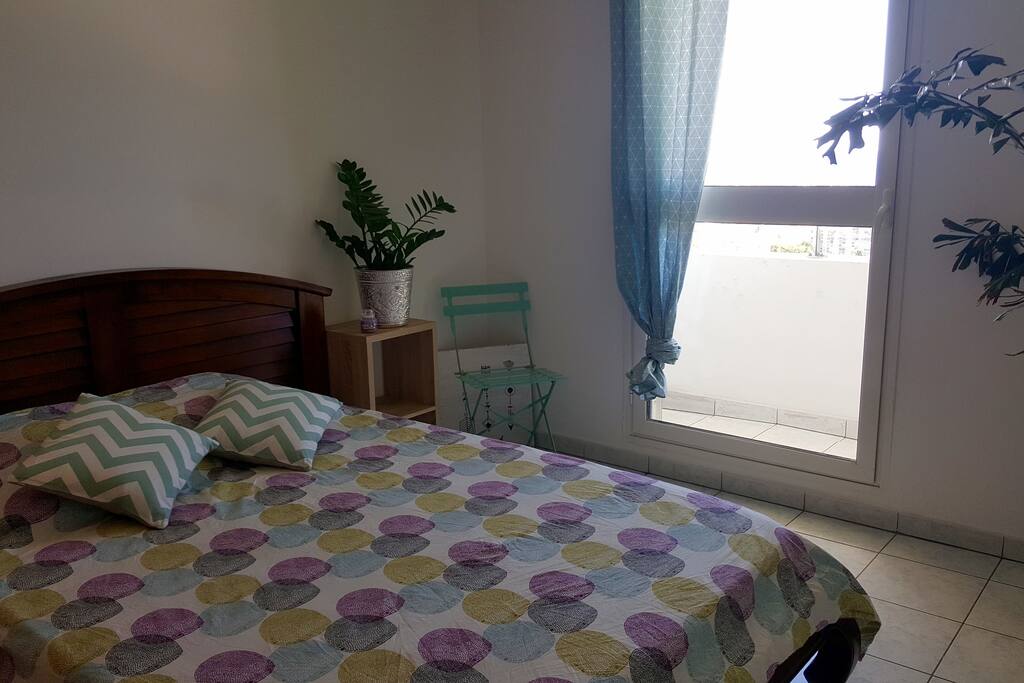 Chambre avec petit balcon (vue sur Saint-Denis) et grand placard pour rangement