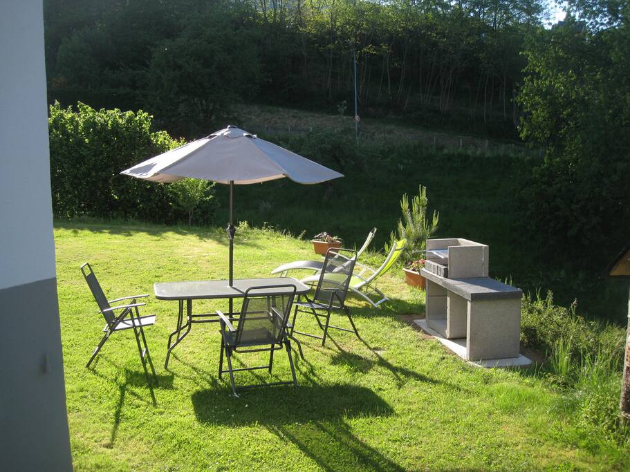 Vue sur le salon de jardin et le barbecue