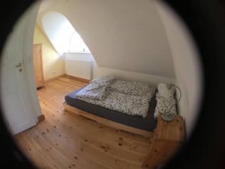 Спие 2 лица со брачен кревет/// кревет бр. 2 - брачен кревет ///место за спиење 2 - брачен кревет (широк 180-220 см)