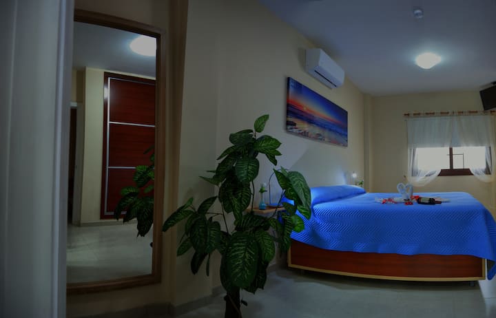 PARTE DEL DORMITORIO PRINCIPAL, AIRE ACONDICIONADO/CALEFACCIÓN, ARMARIO, SMART TV, BAÑO, VENTANA