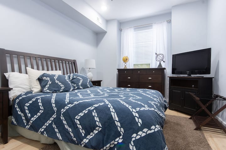 Dhomë gjumi në katin e dytë - krevat dopio "queen" dhe dollap dhe dy komodina.