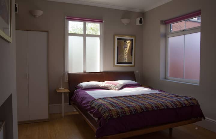 Self-contained studio in central Leamington Spa