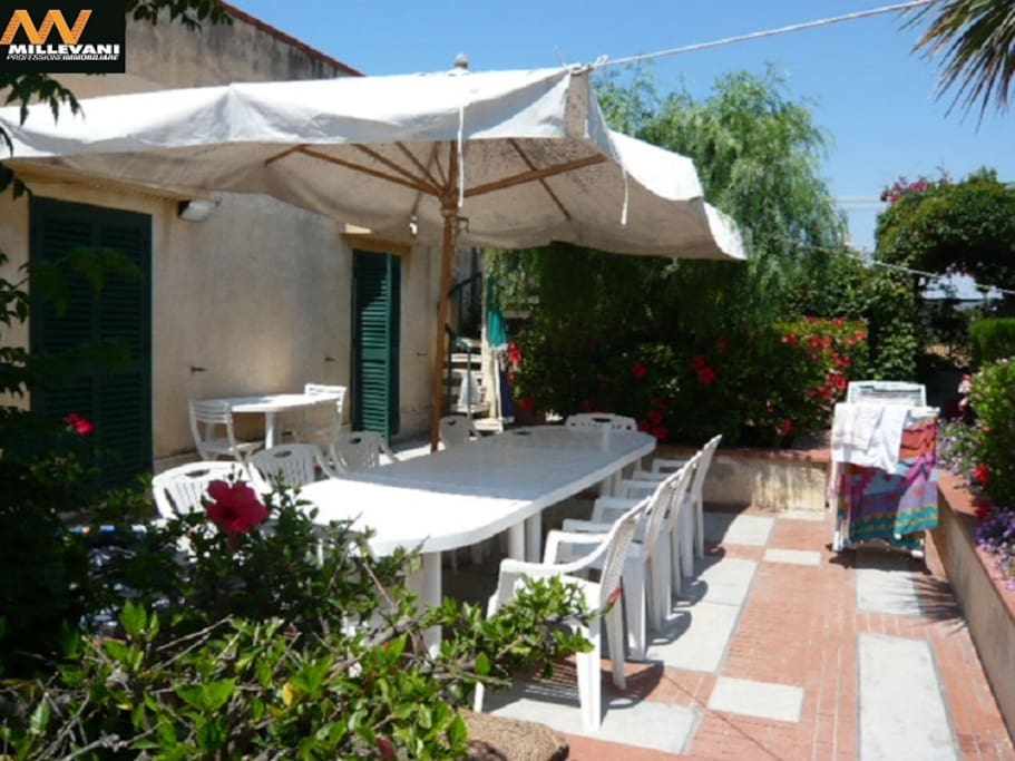 veranda con mobili da esterno
