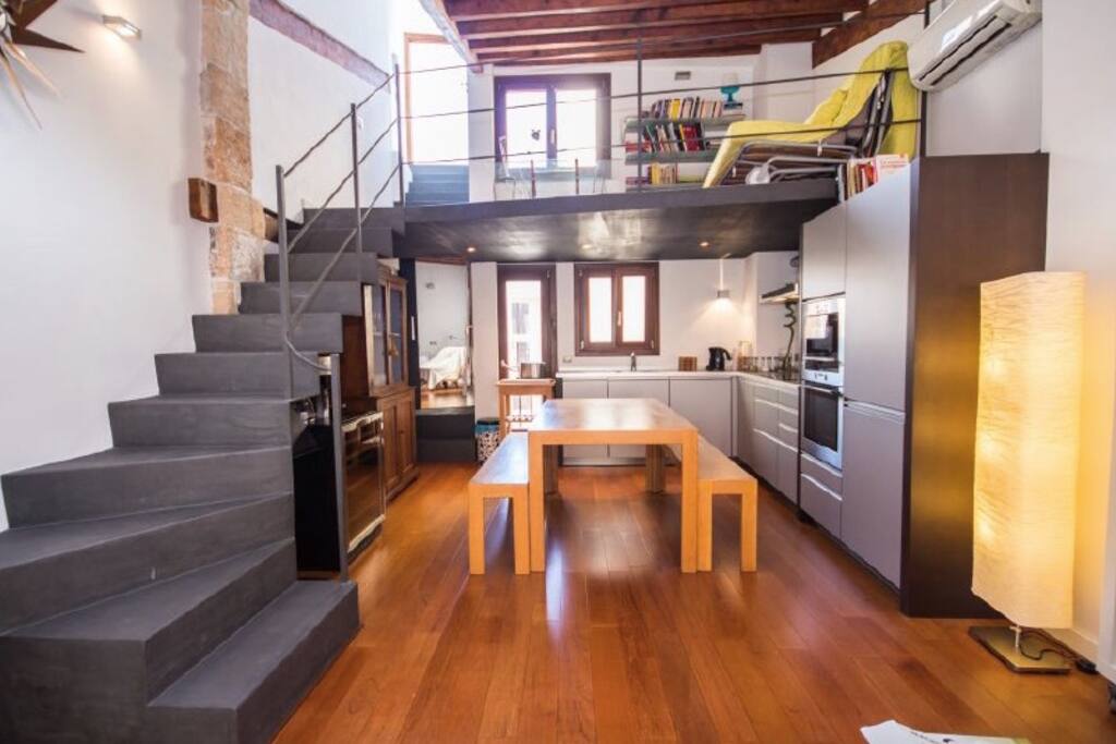 Situated in the heart of Palma's vibrant life and located in one of it's most popular area. The apartment offers an excellent base for you to experience the wonderful restaurants, tapas bars and nightlife that Palma de Mallorca offers.