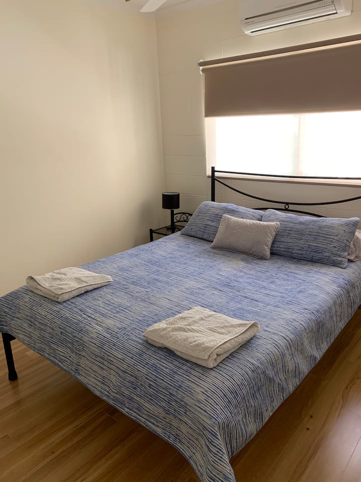 2. Queensize-Bett. Durchweg hochwertige Bettwäsche.