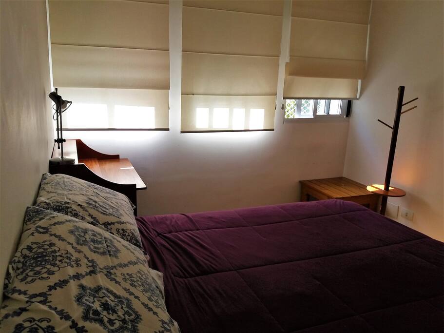 Quarto amplo e iluminado.