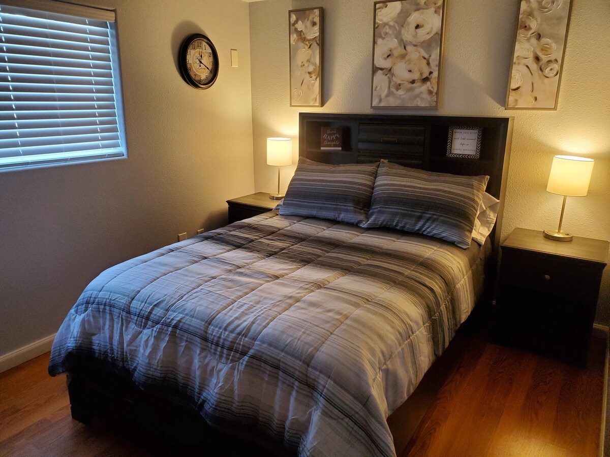 2. spavaća soba, veliki krevet. Imajte na umu da u ovoj prostoriji nema prostora u ormaru.