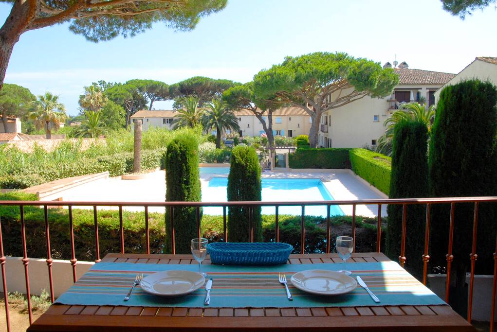 Terrasse ombragée avec vue sur la piscine de la résidence
Table 4 à 6 personnes.