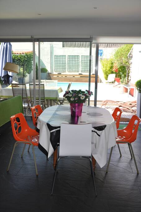 La salle à manger avec accès direct à la piscine.